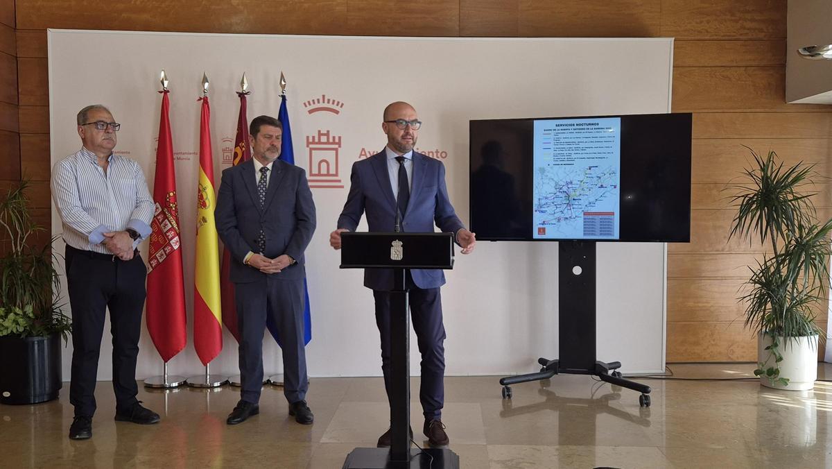 El concejal presenta el dispositivo de transporte y aparcamiento