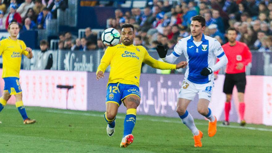 Macedo, que acabó de capitán, despeja ante Omar.