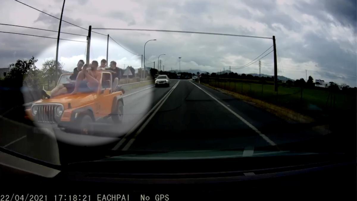 Conductor viaja con personas sobre capó