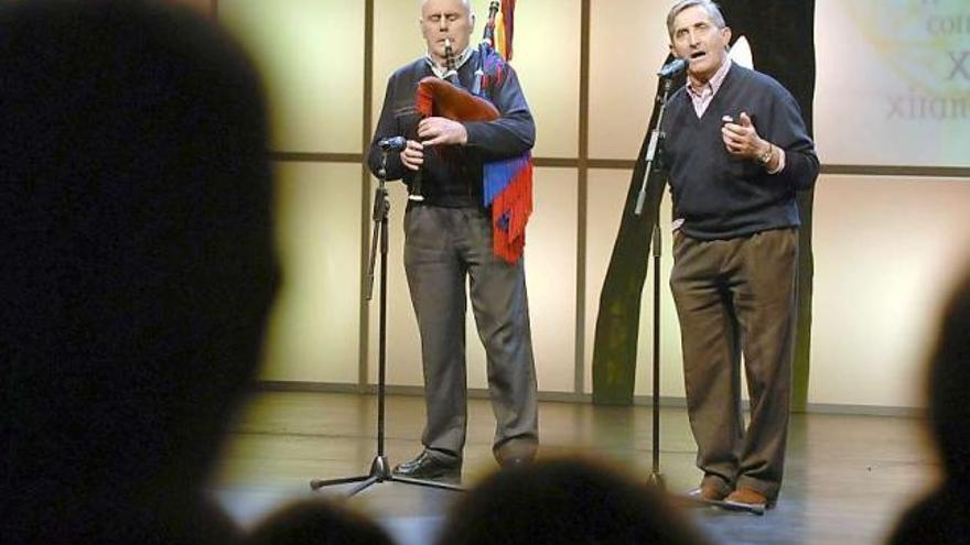 Graciano Velasco, acompañado a la gaita, durante el homenaje a «Mayaín» en Mieres.