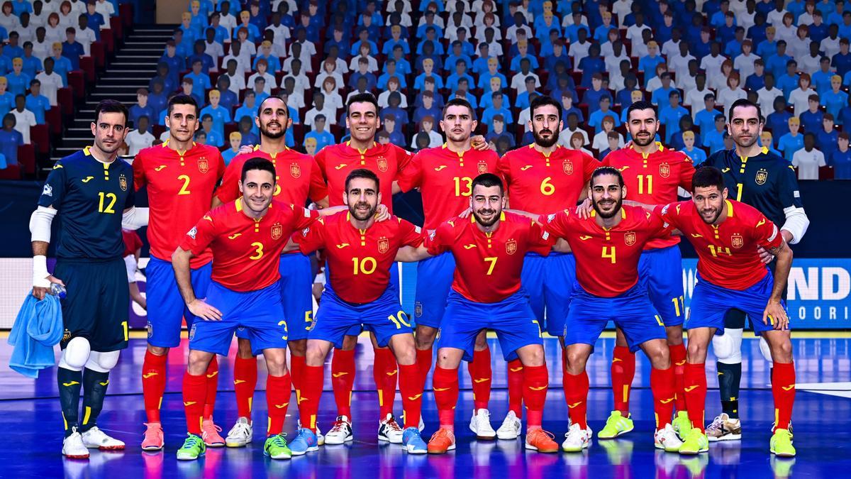 La selección española en el Martiniplaza de Groningen antes del partido frente a Bosnia.