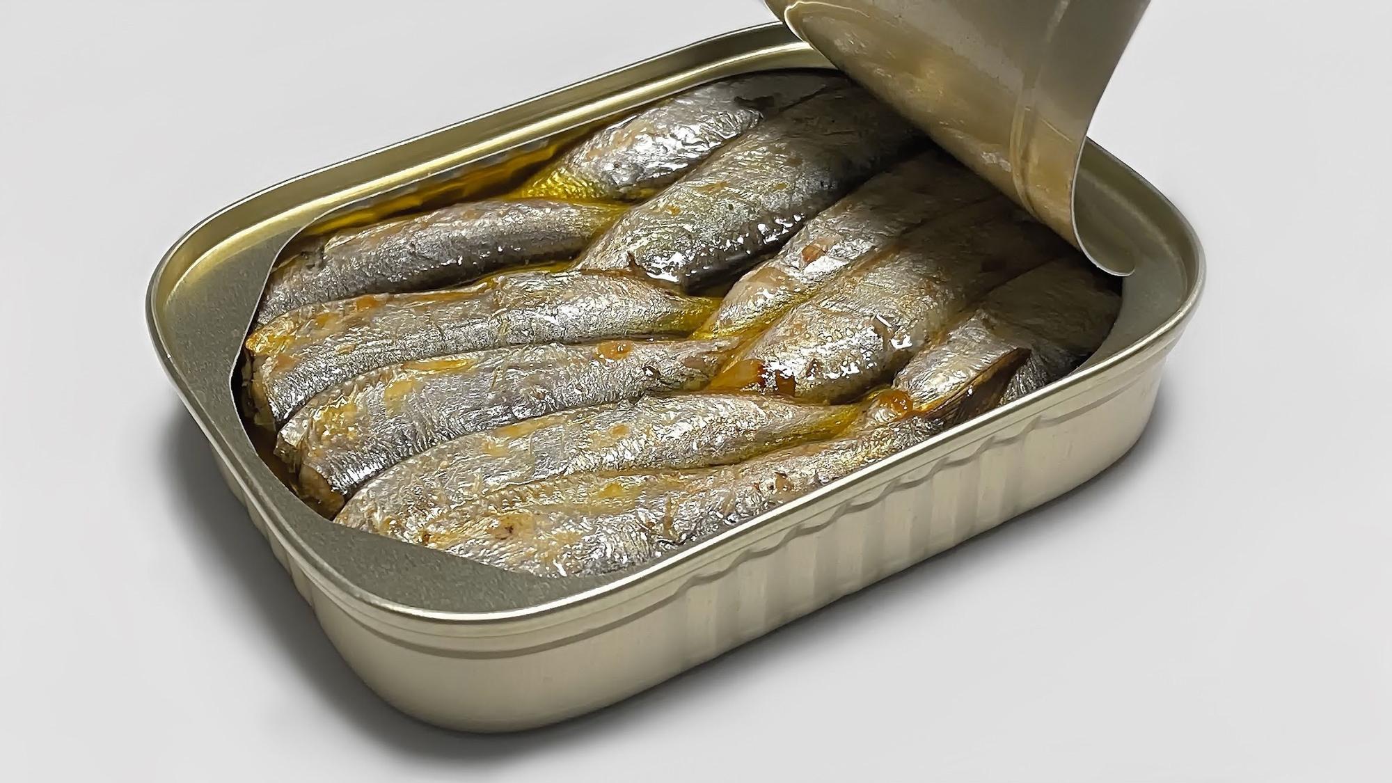 Los peligros de las sardinas en lata