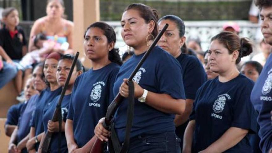 Un centenar de amas de casa mexicanas forman la primera patrulla ciudadana contra el narco