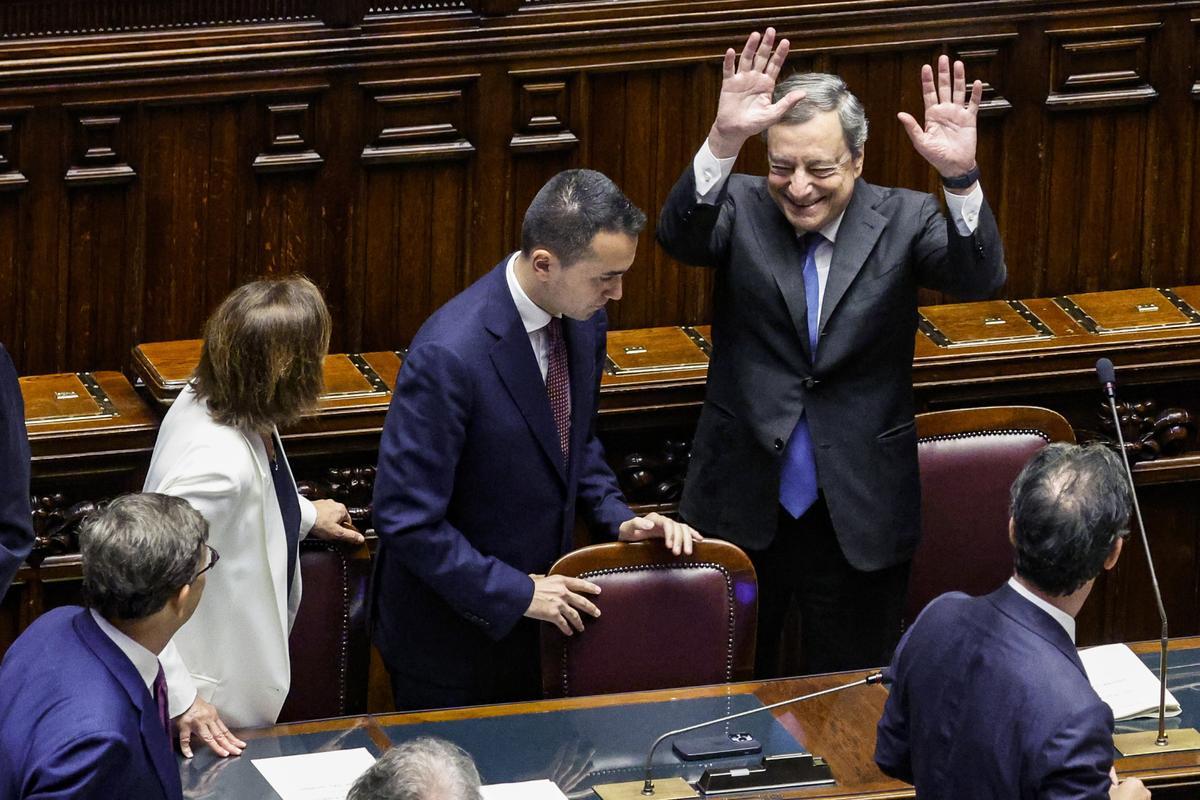 Mario Draghi recibe un aplauso antes de pronunciar su discurso en la cámara baja, en Roma