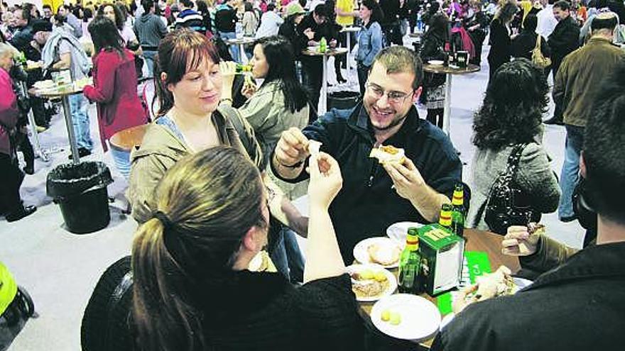 Asistentes disfrutando de la feria de tapas, ayer por la tarde.