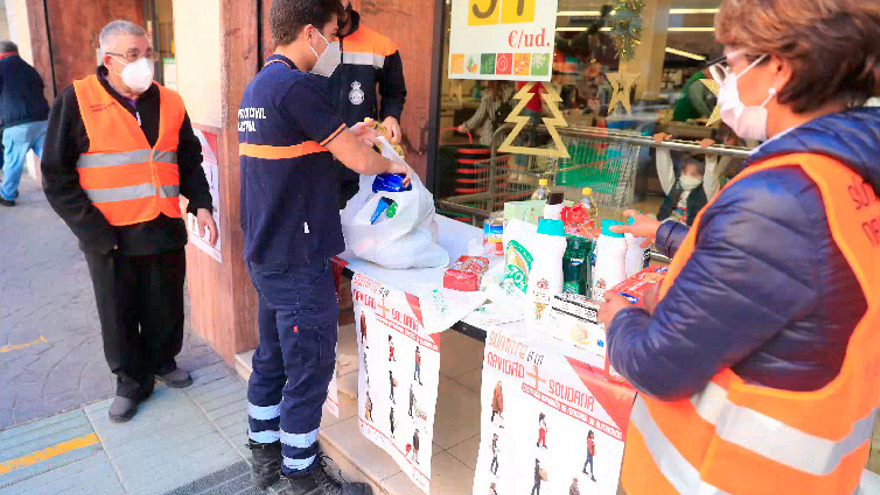 Unidos por la solidaridad en la campaña de recogida de alimentos