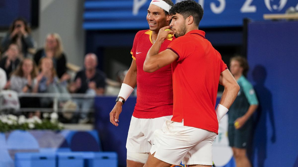Rafa Nadal y Carlos Alcaraz en el primer partido de Paris 2024.