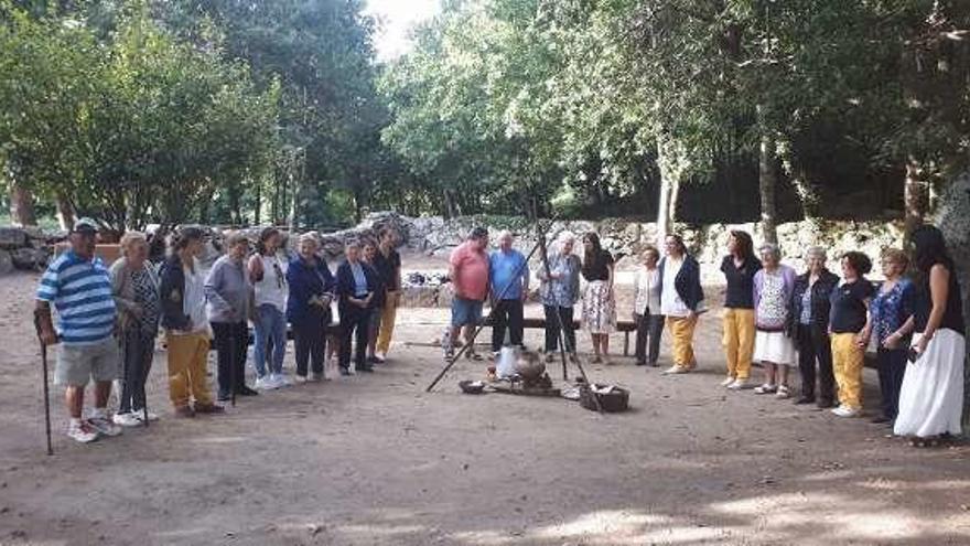 Ensaio, onte, da obra de teatro que se representará mañá. // Afamo