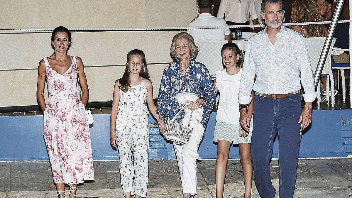 Doña Letizia y Felipe VI junto a sus hijas y la reina emérita el pasado verano en el Portitxol.