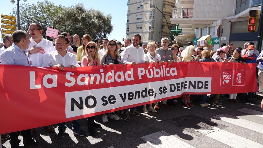 El secretario general del PSOE de Málaga, Daniel Pérez, en la manifestación en defensa de la sanidad pública