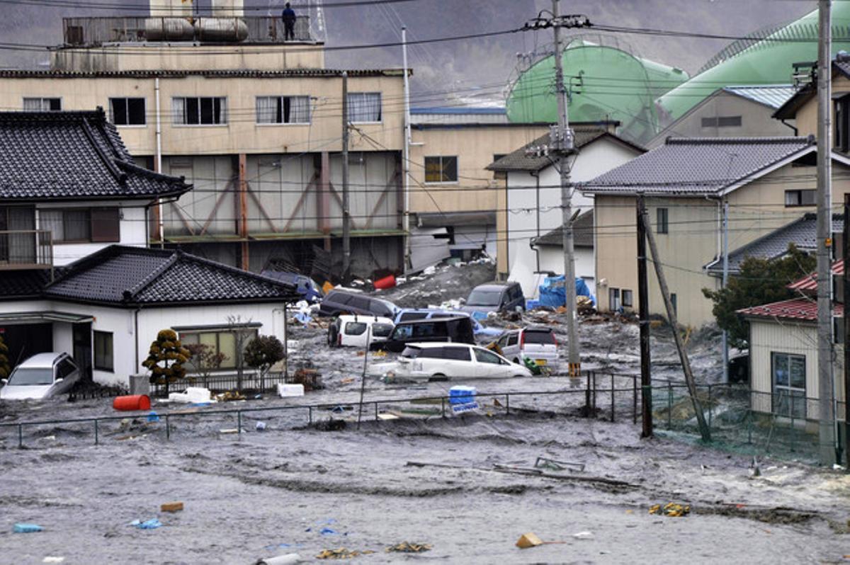 Cases i vehicles són arrossegats per la força de l’aigua a Kesennuma, a la prefectura de Miyagi. Cases i vehicles són arrossegats per la força de l’aigua a Kesennuma, a la prefectura de Miyagi.