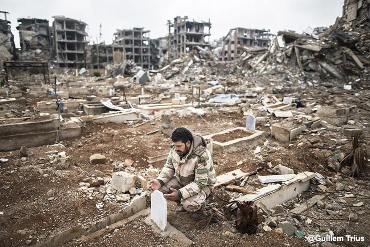 Cementerio bombardeado en el barrio de Yarmouk. Damasco. Siria. Noviembre del 2018. Fotografía del reportaje ’Un cementerio en el corazón de Siria’.