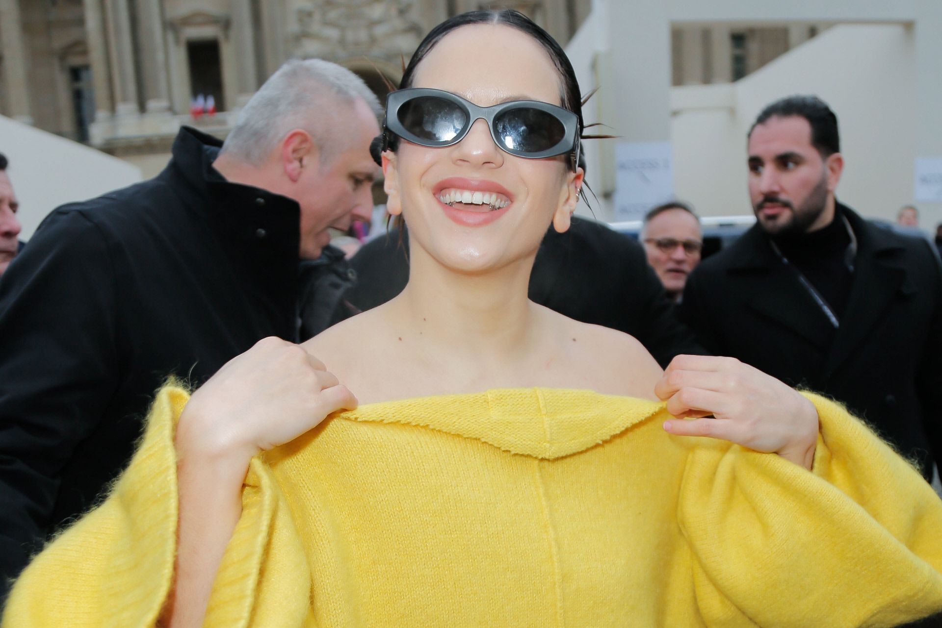 Rosalía en el show de Louis Vuitton durante la Semana de la Moda en París