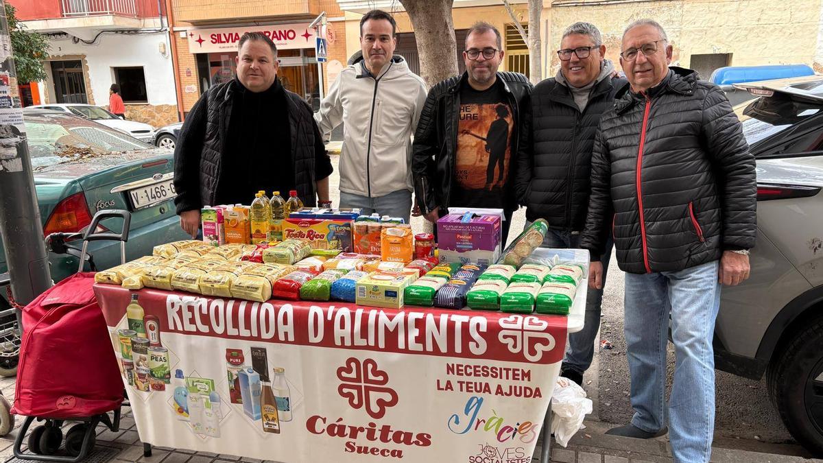 Feijoo, a la izquierda de Joan Carles Vázquez, durante una recogida de alimentos para Cáritas.