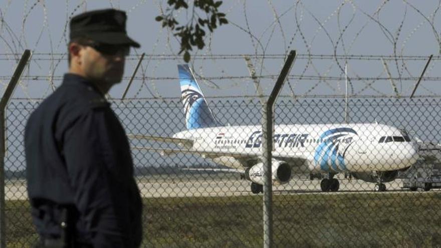 Secuestrado un avión de Egypt Air con 81 pasajeros