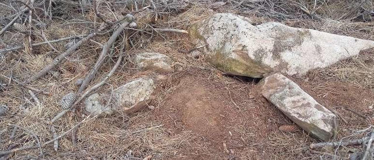 Ortostatos da Mámoa da Cruz, incluida a tapa de cubrición.  // A.P.