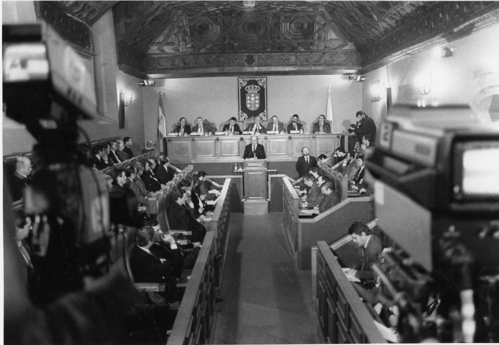 El debate se celebró el 23 y el 24 de septiembre de 1987 en el Pazo de Fonseca, de aquella sede de la Cámara gallega.