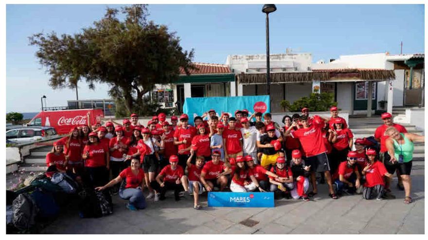 Almost a hundred volunteers clean the Abades beach