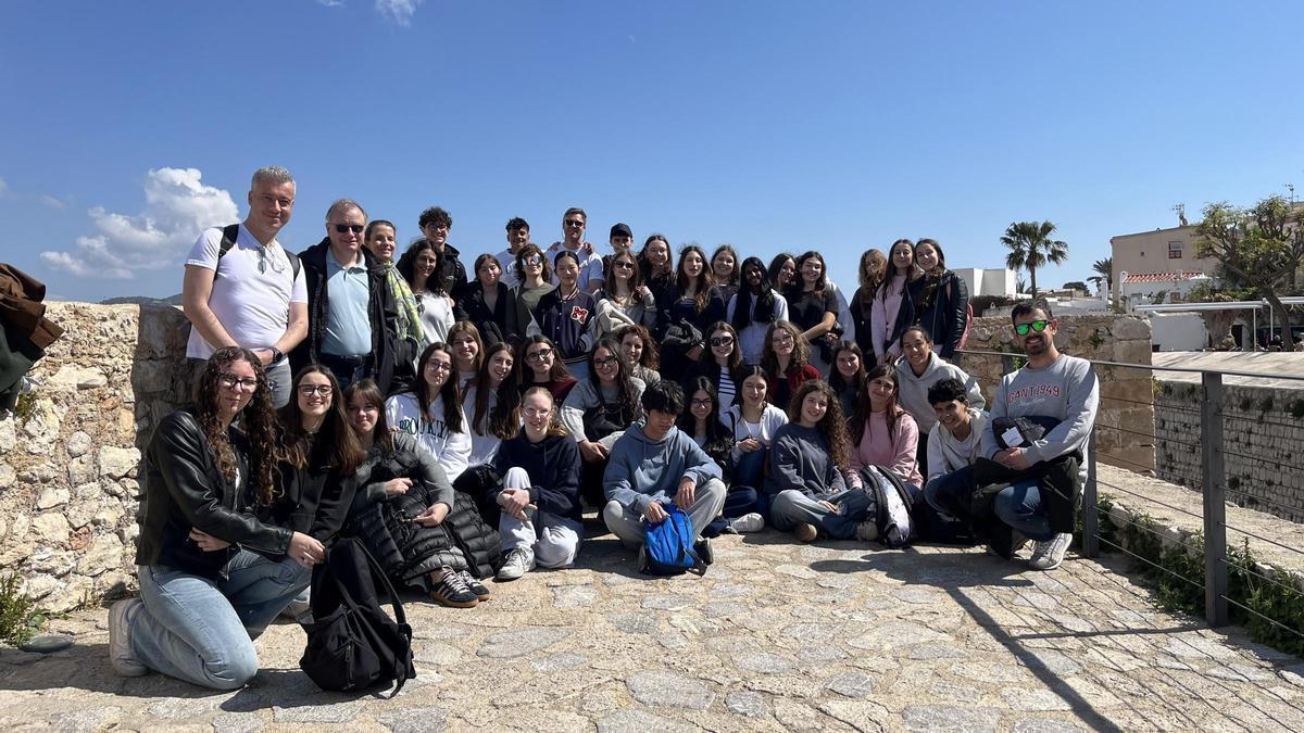 Extranjeros de intercambio junto a alumnos de IES Sa Colomina en Dalt Vila