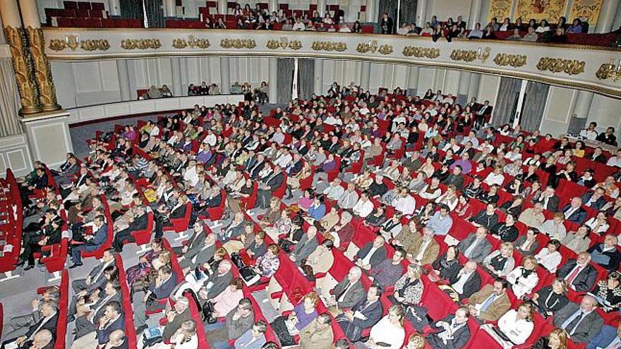 Autoridades y empresarios se concentraron en el Teatro Caixanova, donde disfrutaron de una velada repleta de música y humor