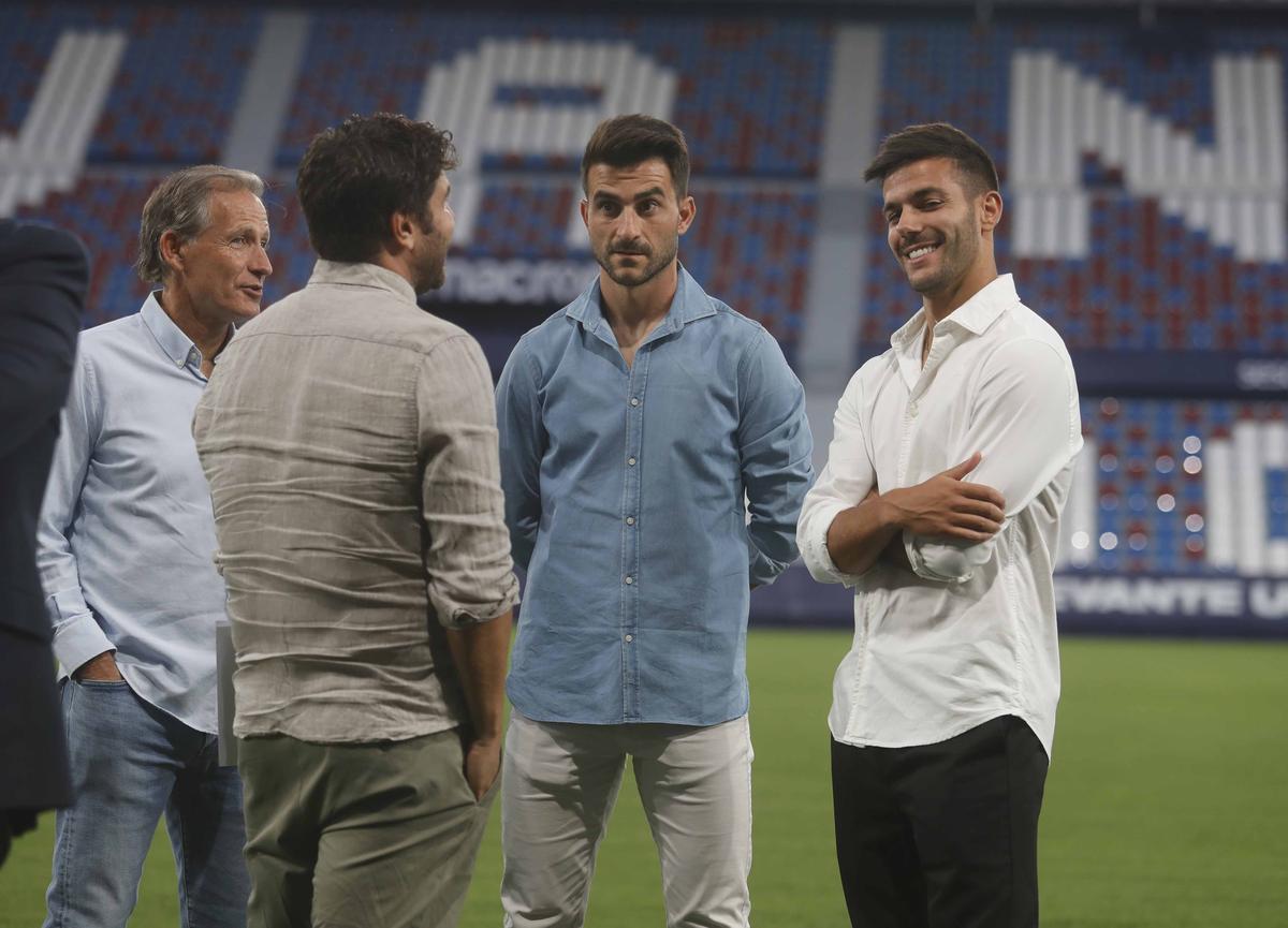 El Levante UD Iza la bandera con las peñas levantinistas