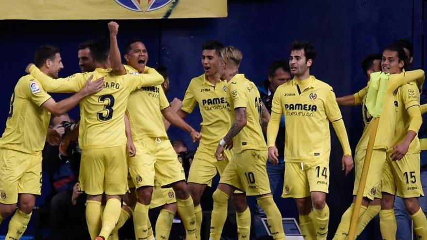 Los jugadores del Villarreal celebran el segundo gol.