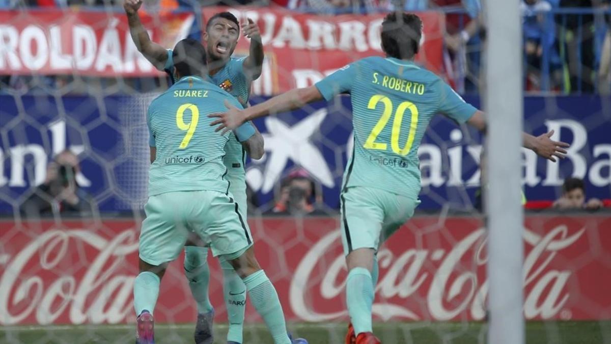 Rafinha celebra su gol con Luis Suárez y Sergi Roberto.