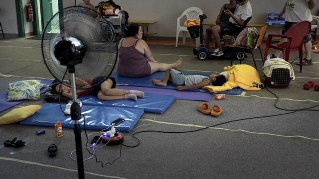 Veïns reallotjats al poliesportiu municipal de Villamanta, a Madrid, a causa dels incendis. | JOSÉ LUIS ROCA