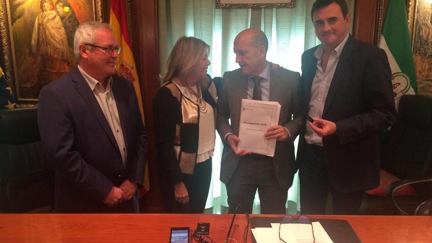 Rafael Piña, Ángeles Muñoz, Manuel Osorio y Félix Romero, tras la aprobación de los presupuestos.