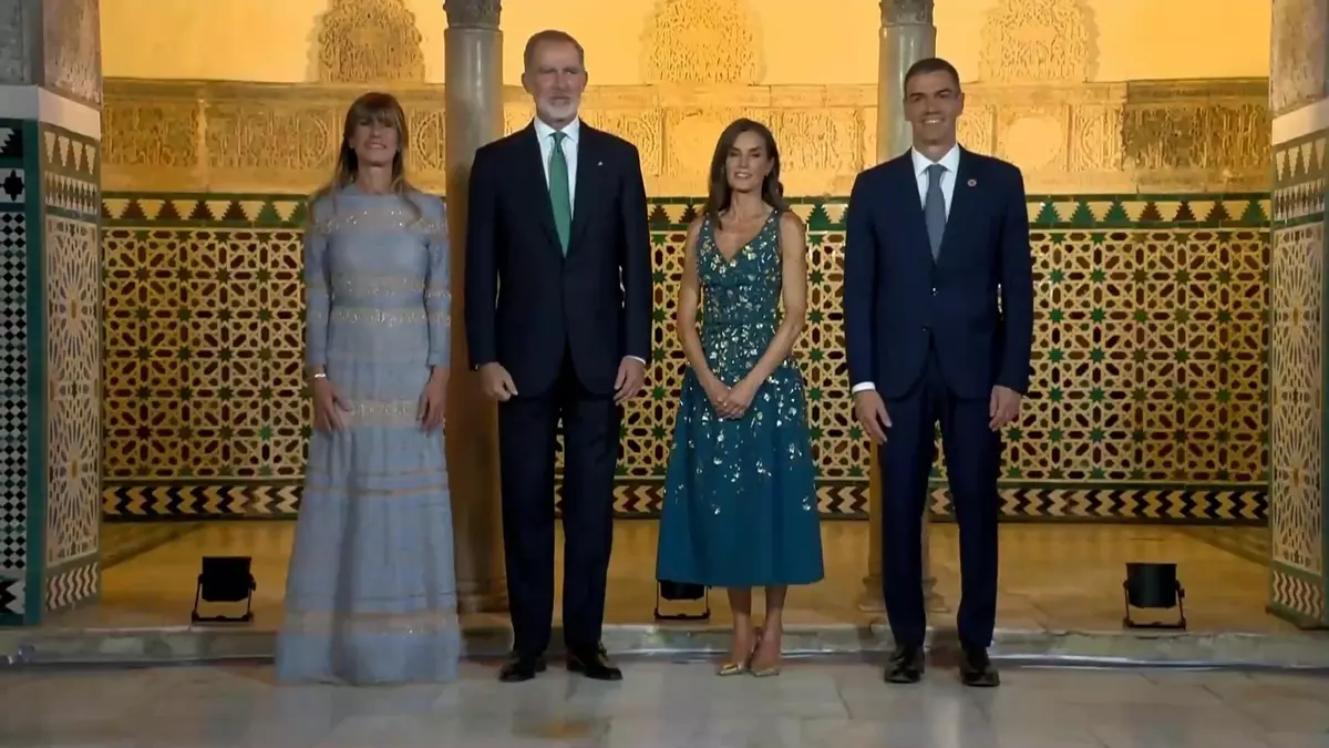 Sánchez y su esposa repiten la foto con los Reyes por un error de protocolo