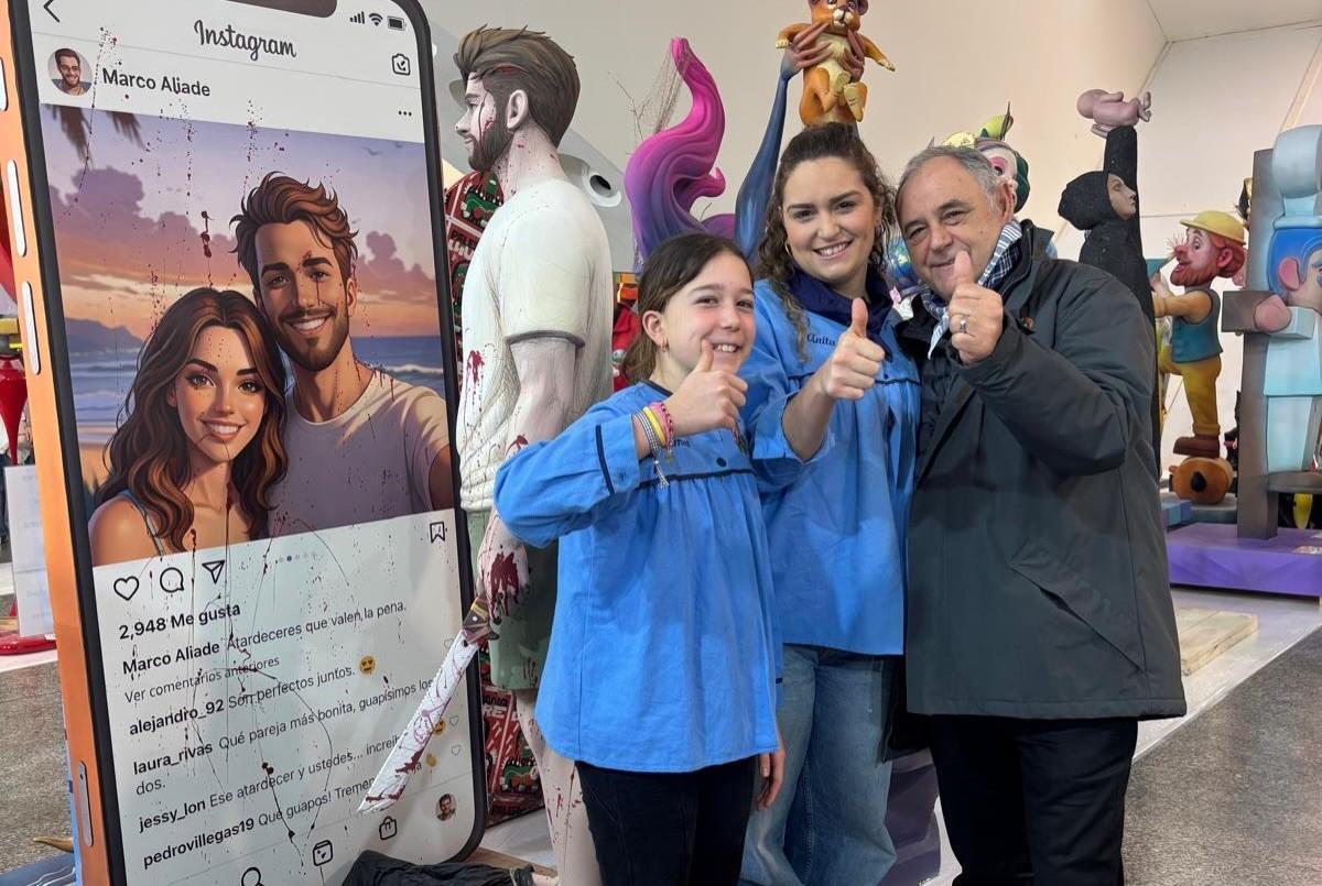 Ana Martínez, con el durísimo y muy alabado ninot que presentó su comisión