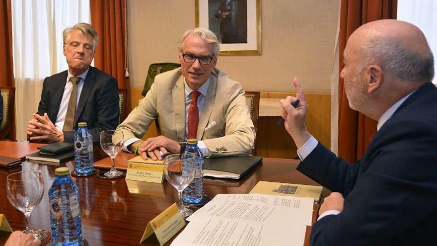 Rüdiger Terhorst (Parter, centro), en la reunión con el delegado del Gobierno en Galicia. // Carlos Pardellas