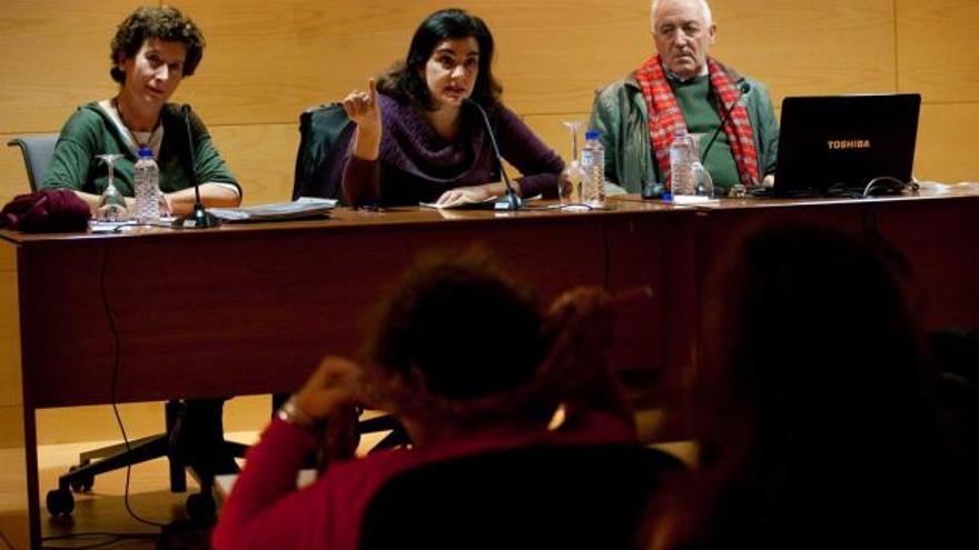 Felicidad Álvarez, Yolanda Alonso y Félix Sánchez, ayer, en Avilés.