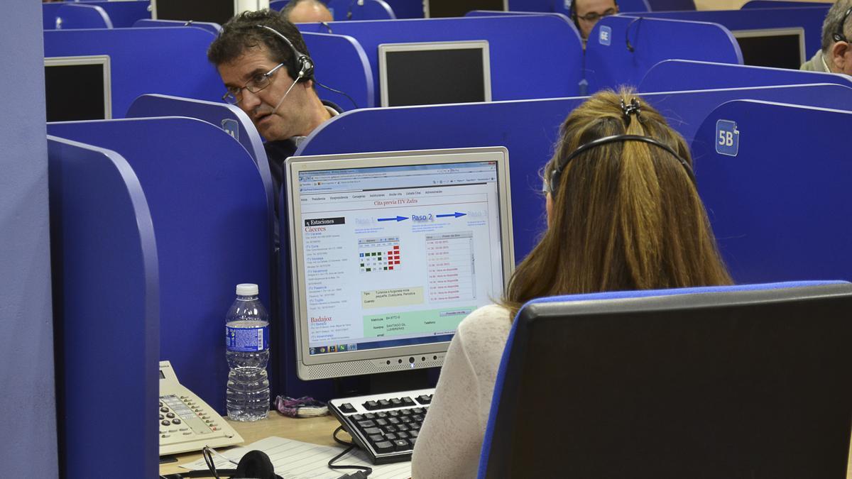 Trabajadores de Fitex prestando un servicio de cita previa para la Junta de Extremadura en las instalaciones del parque tecnológico del campus.