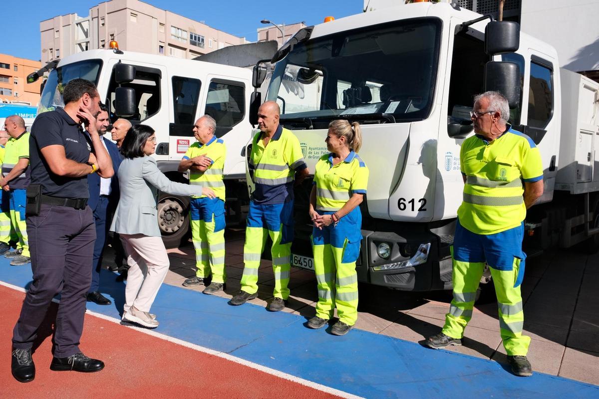 La alcaldesa, Carolina Darias, saludando al personal municipal del servicio de Higiene Urbana