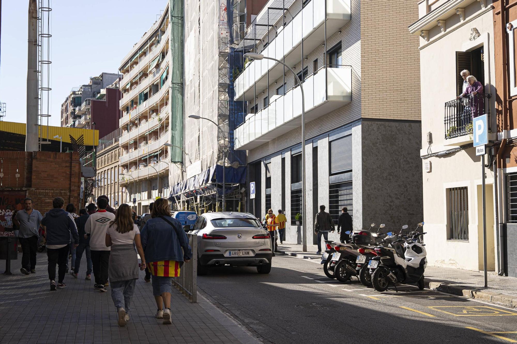Una calle de Sant Andreu de Palomar, en Barcelona, en torno al estadio Narcís Sala.