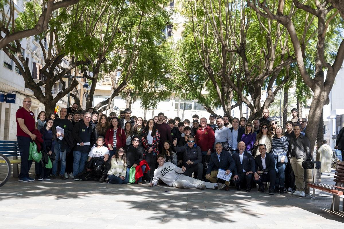 Los participantes del proyecto frente al Ayuntamiento de Catarroja con la alcaldesa Lorena Silvent.