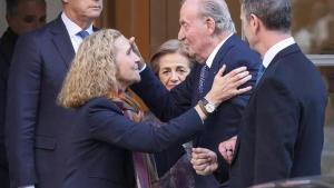 Saludo entre la infanta Elena y el rey Juan Carlos.