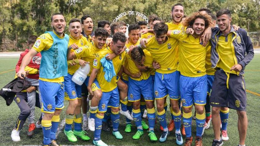 La plantilla de Las Palmas juvenil celebra su título el pasado sábado en Guía.