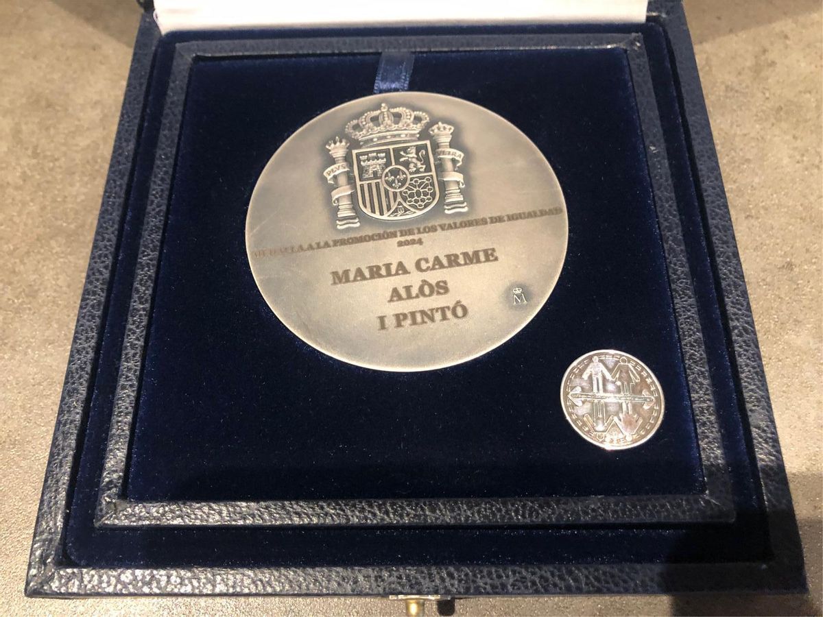 Detall de la medalla que ha rebut Maria Carme Alòs