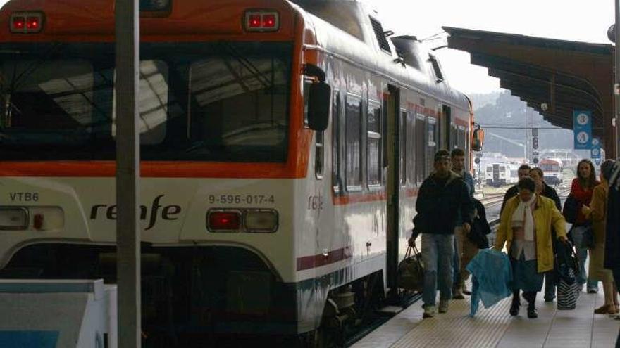 Un tren que cubre la línea A Coruña-Ferrol, en San Cristóbal.