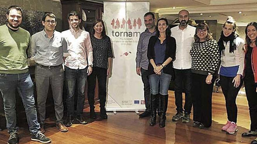 Francina Armengol (4i) ayer en Londres junto a los jóvenes emigrantes.