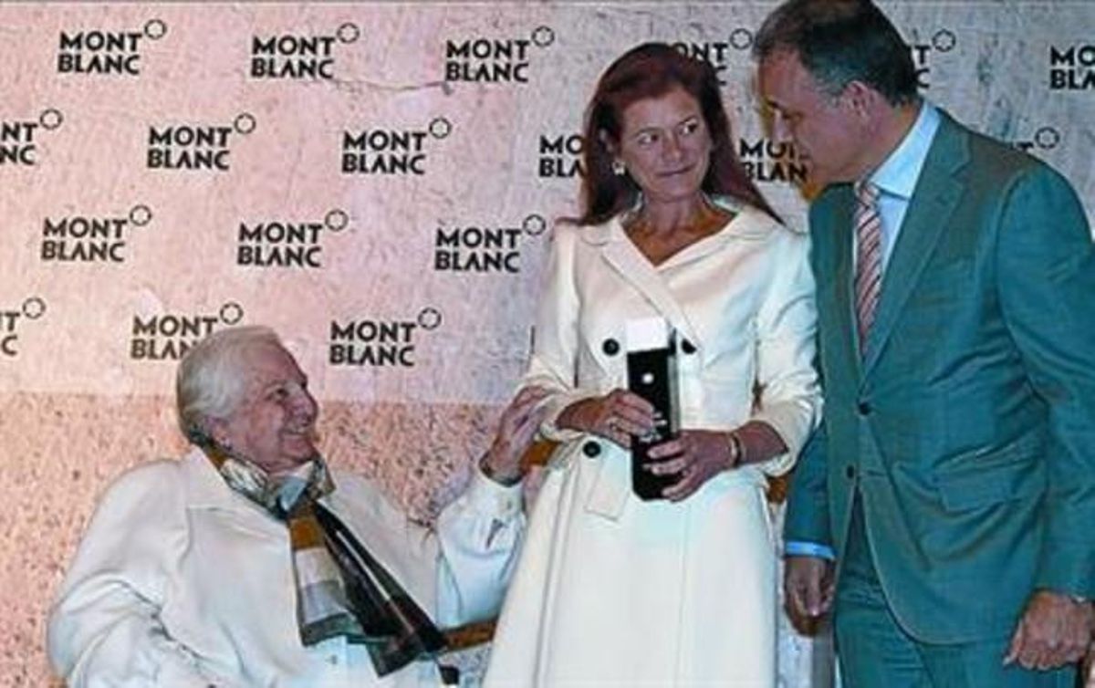 Hubert Wiese amb Elena Ochoa i Carmen Balcells. Hubert Wiese amb Elena Ochoa i Carmen Balcells.