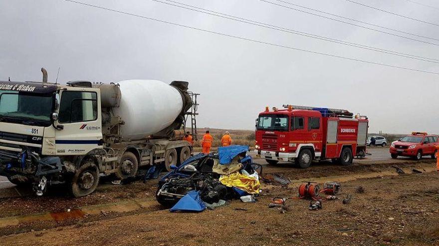 Muere un conductor al estrellarse contra un camión en las inmediaciones de la Factoría OPEL