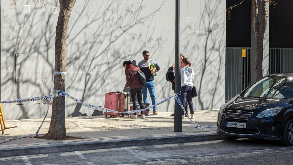 Varios vecinos se llevan las cosas que han podido rescatar del incendio de València.