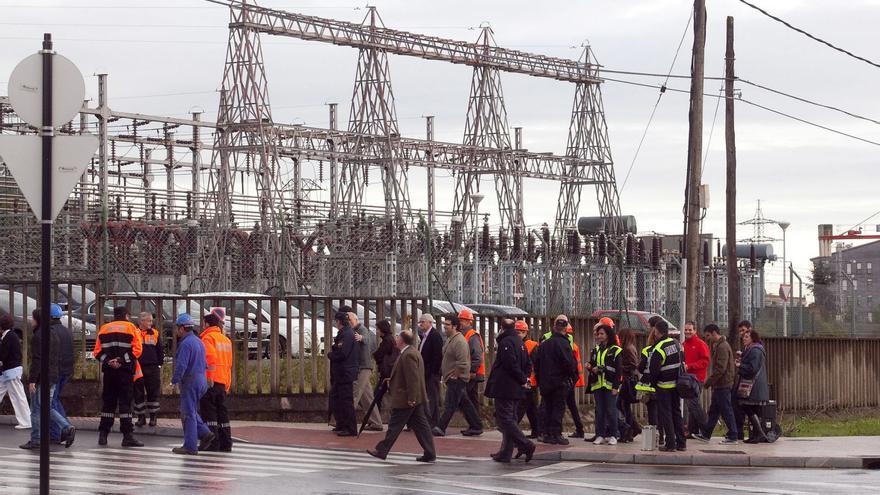 Trabajadores durante un simulacro en la subestación eléctrica de La Corredoria.