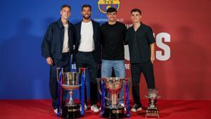Dani Olmo, Iñigo Martínez, Pedri y Gavi con los tres trofeos ganados por el Barça esta temporada.