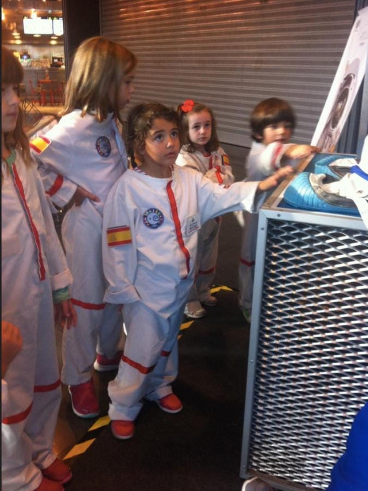 Inés junto a varios niños y niñas en una actividad relacionada con el espacio