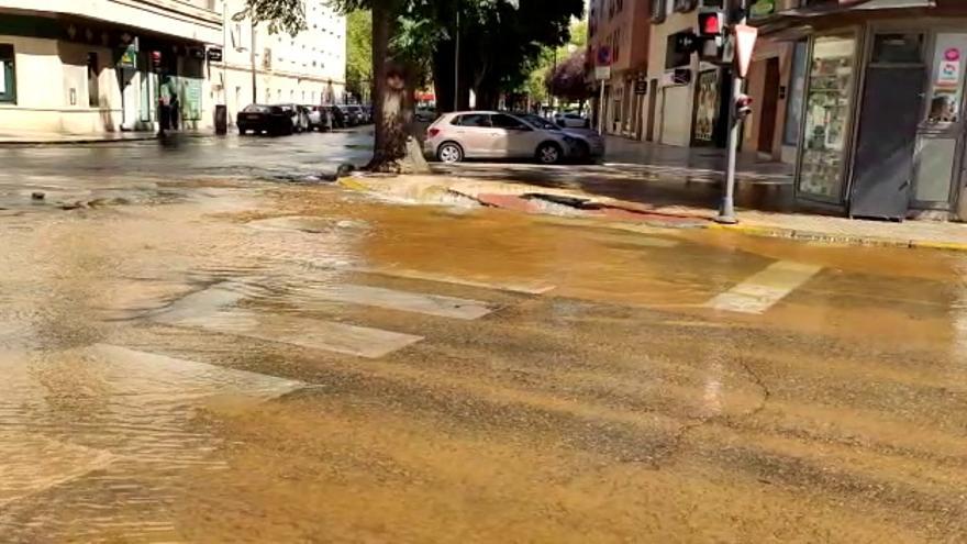 Una rotura de tubería inunda un cruce en Badajoz