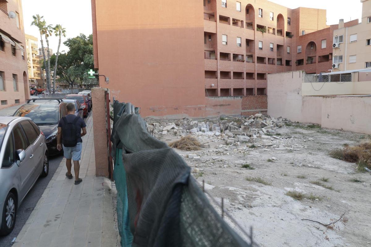 Solar municipal de la calle Ceuta donde está previsto que se contruyan las viviendas sociales.
